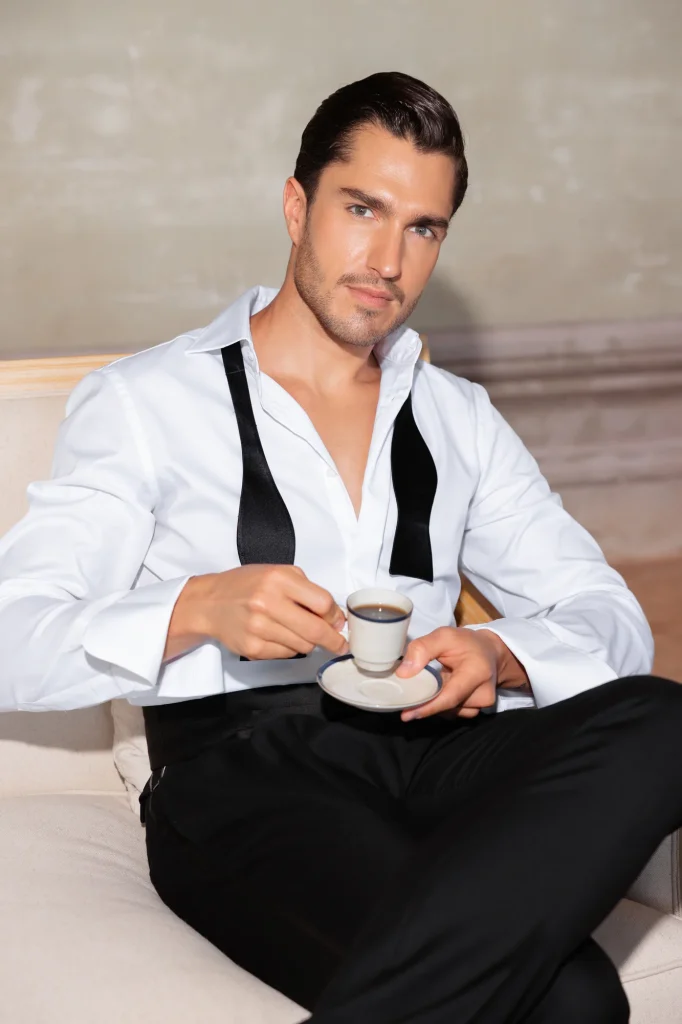Bräutigam mit Kaffeetasse.
