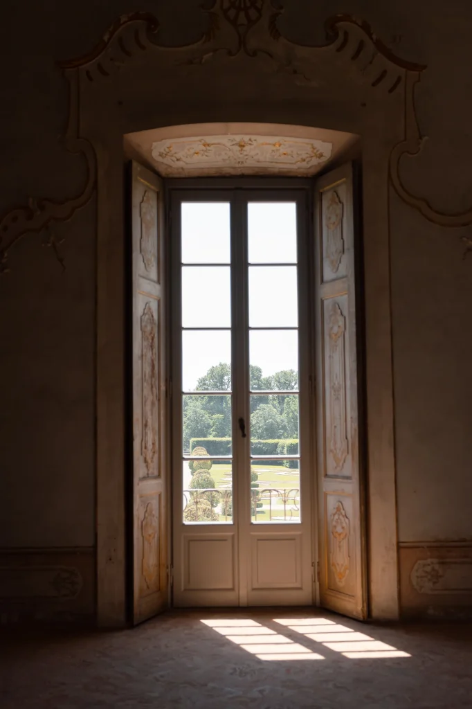Verzierte Tür zum Garten.