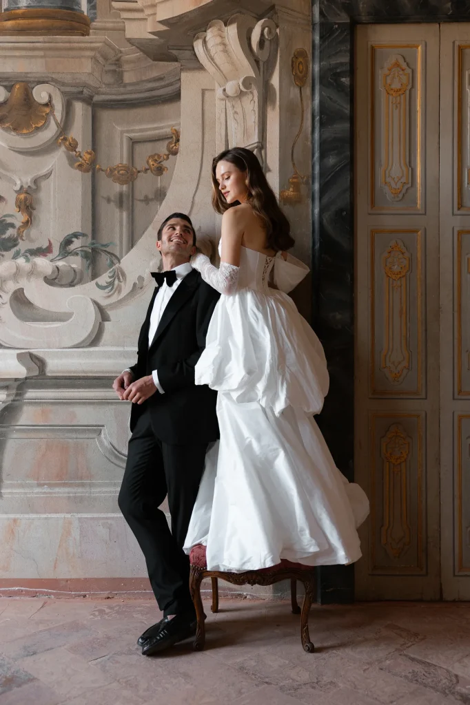 Brautpaar in heller Hochzeitskleidung.