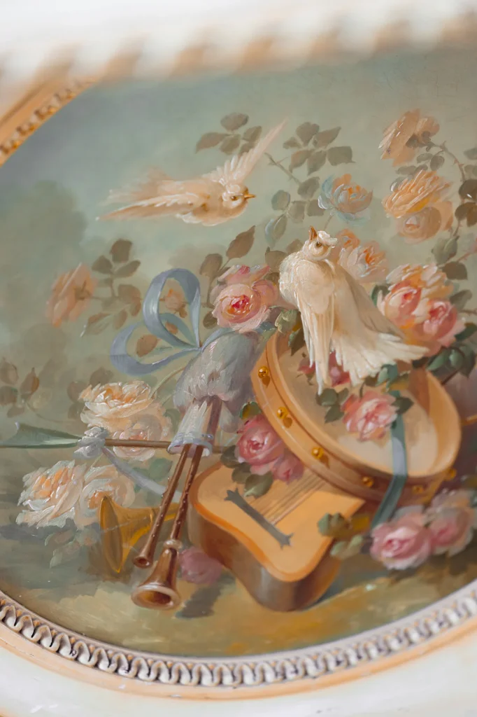 Dekoration mit Vögeln, Blumen und Bändern.
