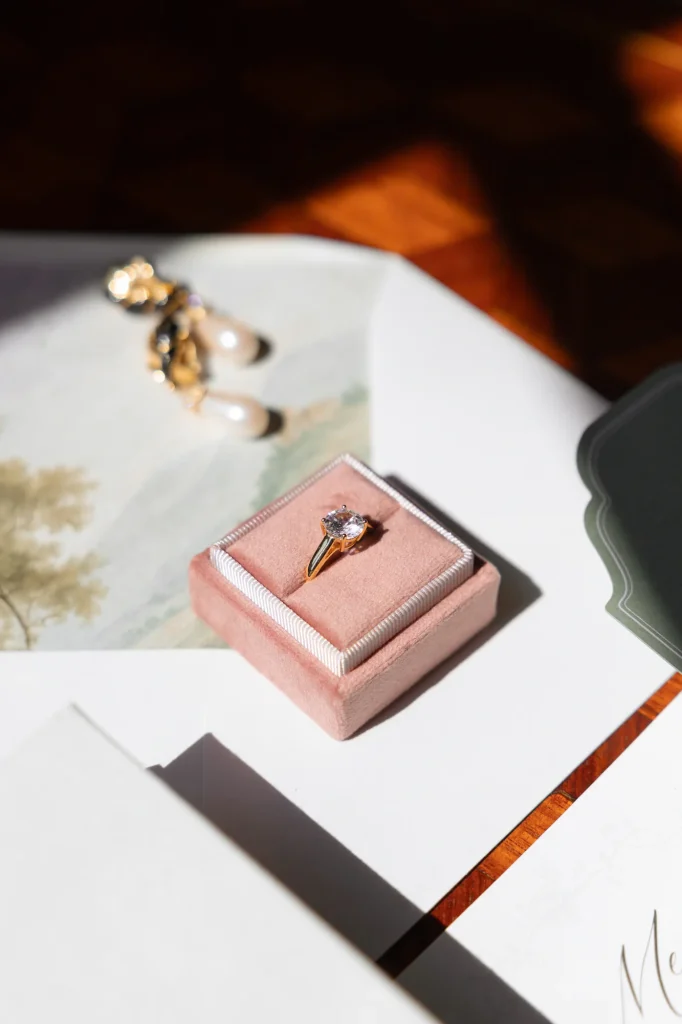 Ring in Schachtel mit Schmuck.