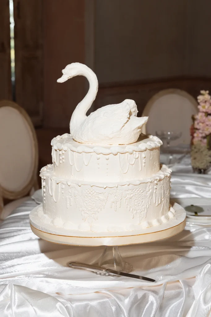 Weiße Hochzeitstorte mit Schwan.
