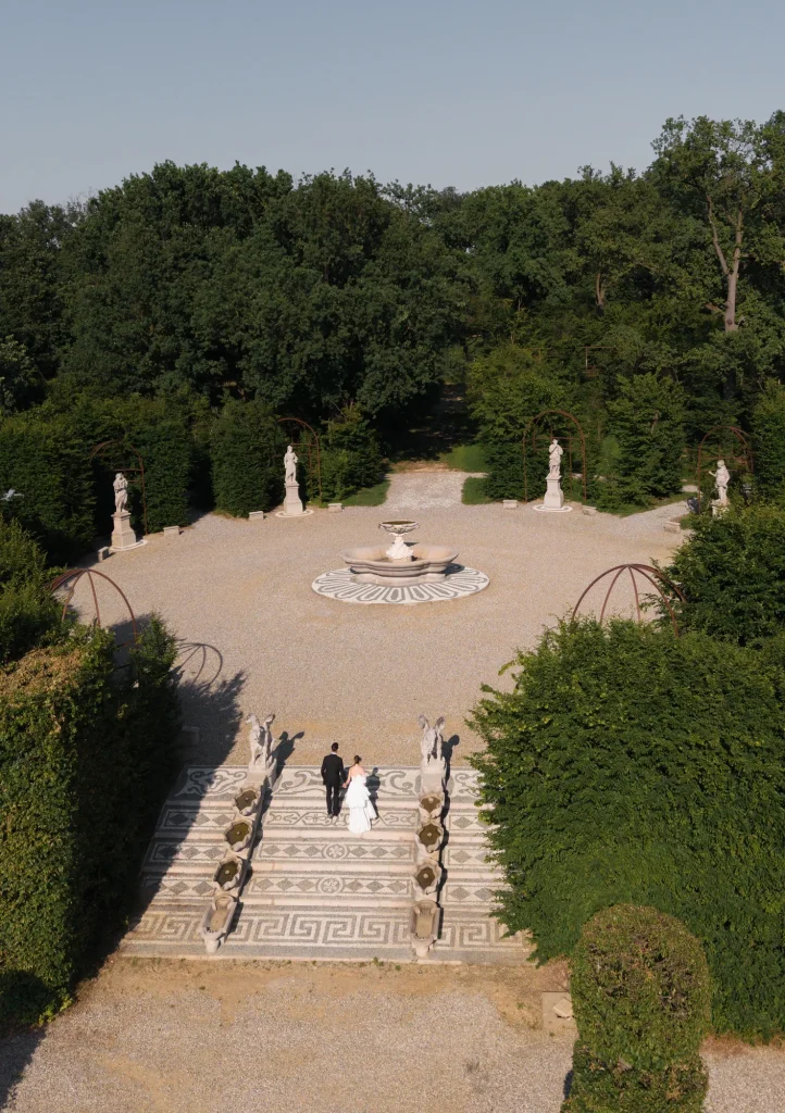 Gartenanlage der Villa Arconati mit Brunnen.