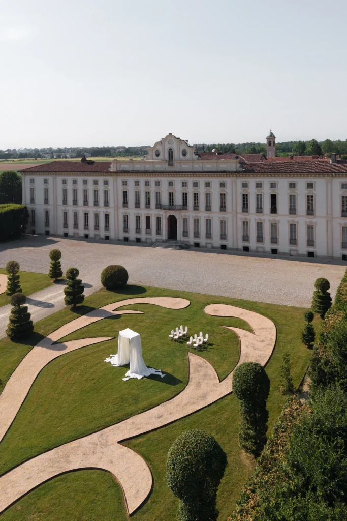 Villa Arconati mit Garten, Stühlen und Tisch.