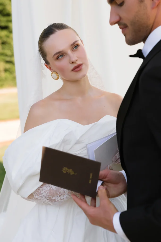 Brautpaar in weißem Kleid und schwarzem Anzug.